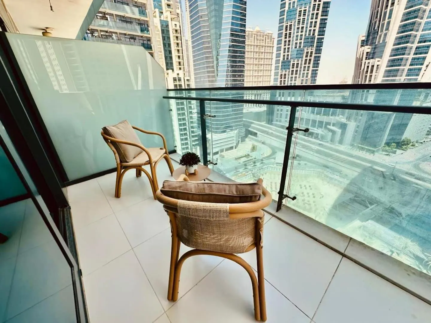 Stylish 1Br Merano Tower Pool Parking Dubai Apartment