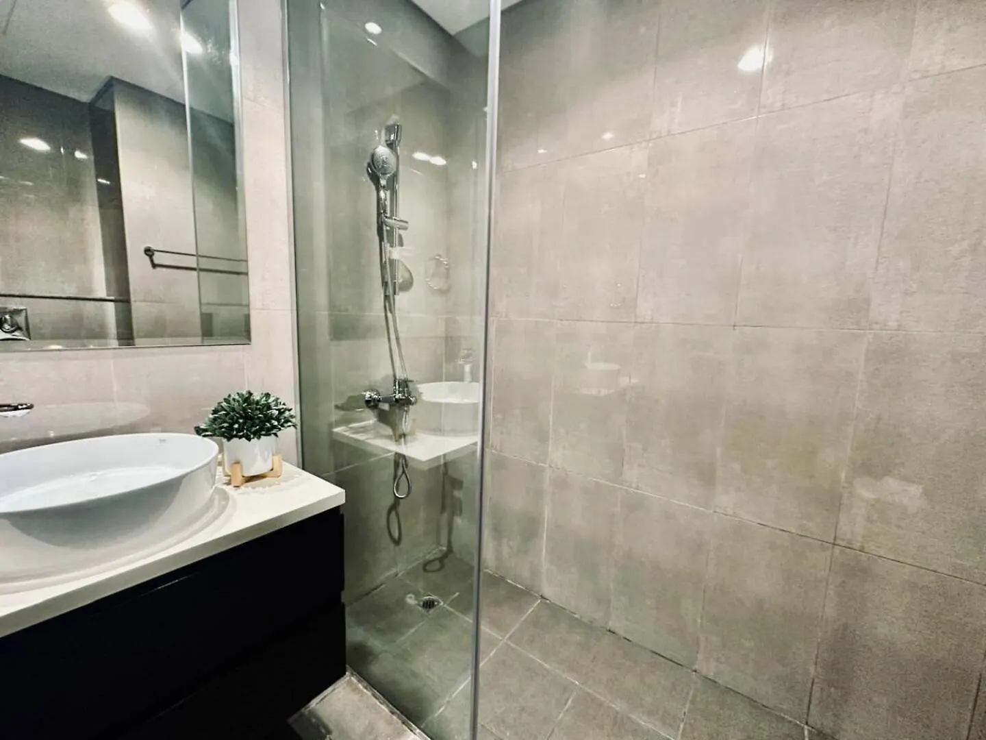 Stylish 1Br Merano Tower Pool Parking Dubai Apartment