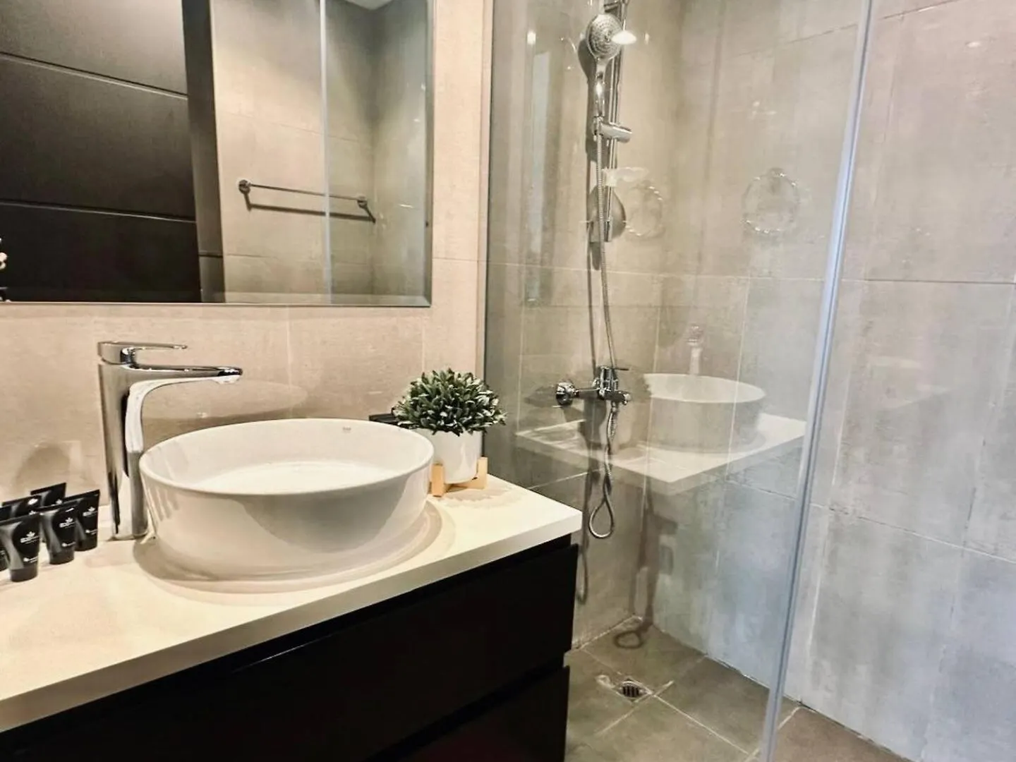 Stylish 1Br Merano Tower Pool Parking Dubai Apartment