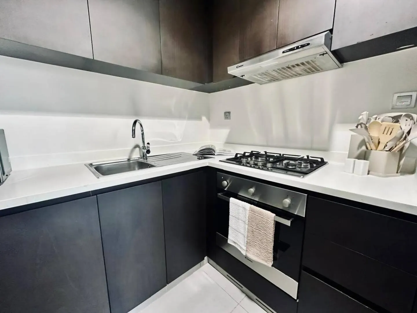 Stylish 1Br Merano Tower Pool Parking Dubai