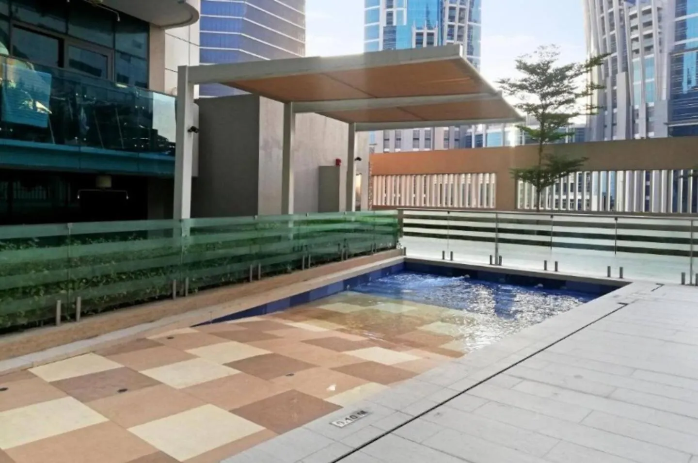 Stylish 1Br Merano Tower Pool Parking Dubaj