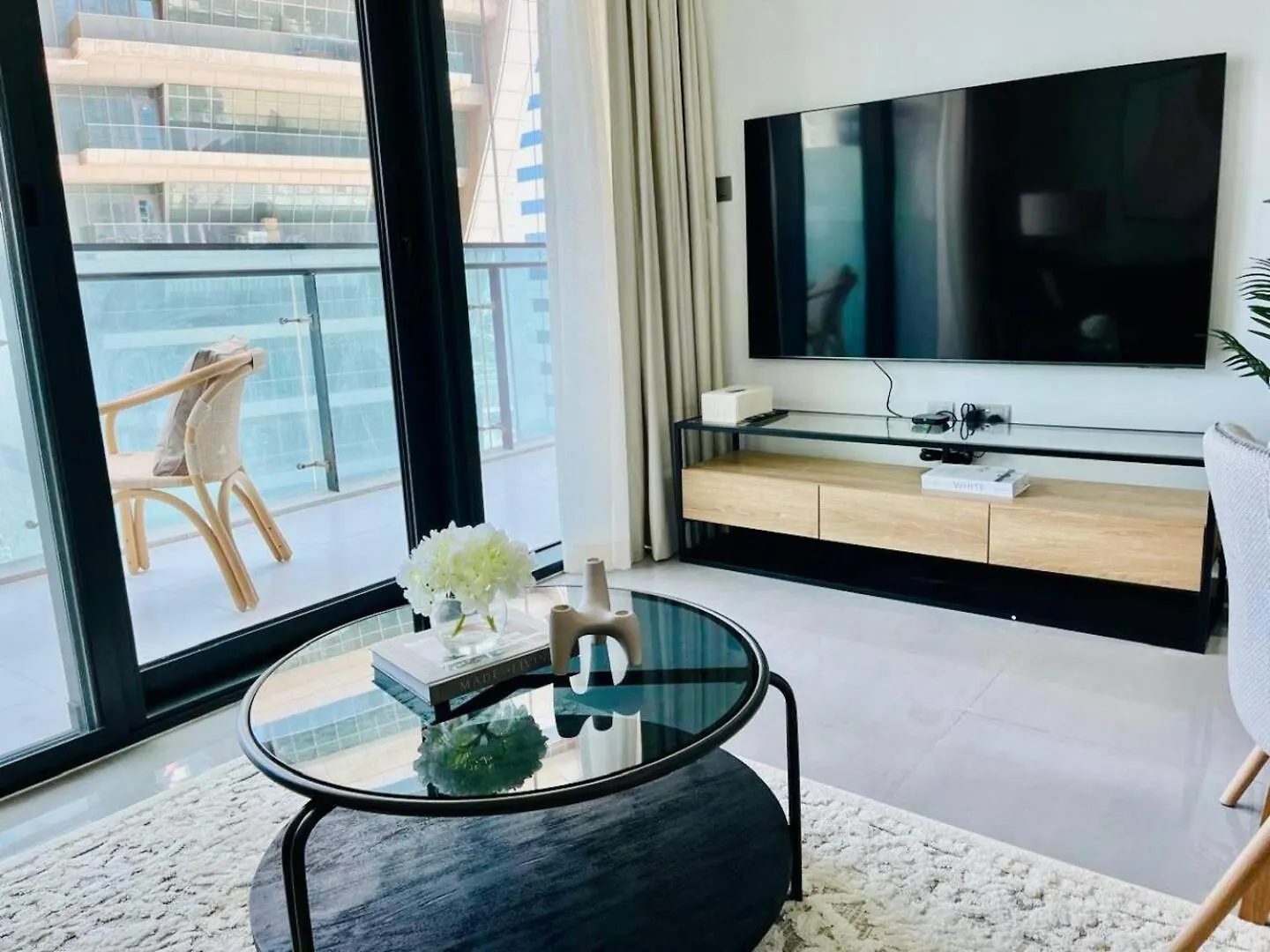 Apartament Stylish 1Br Merano Tower Pool Parking Dubaj
